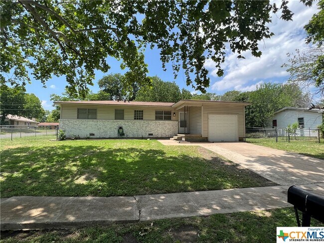 Primary Photo - 208 Easy St