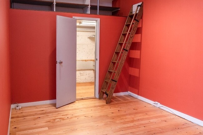 Building Photo - 2bd/1ba Seattle Condo