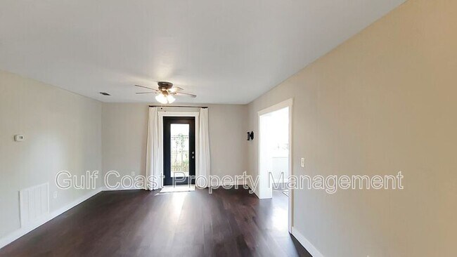 Building Photo - 904 17th Ave W