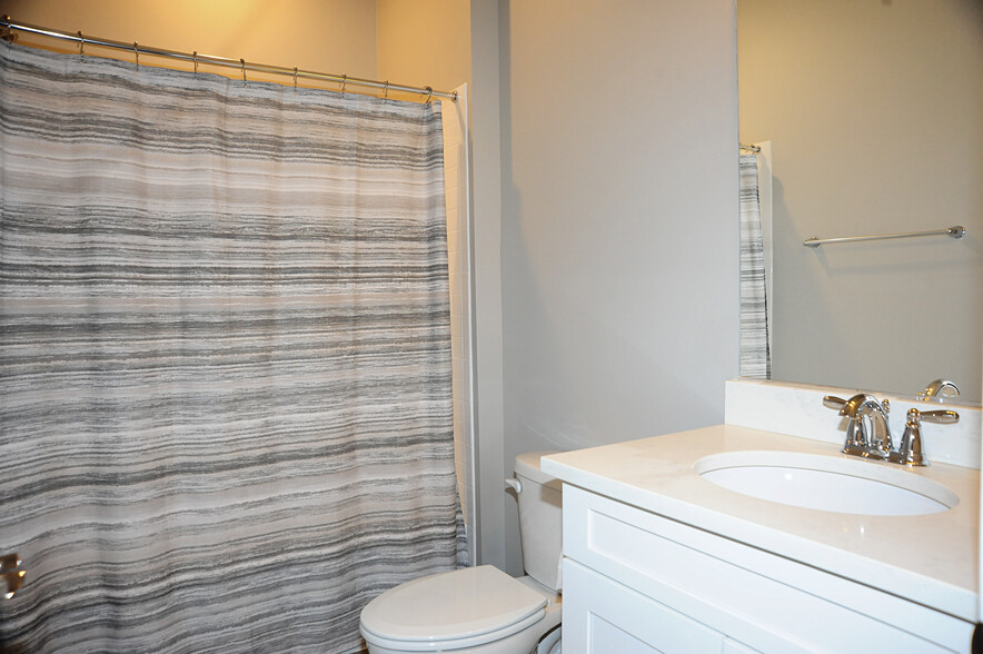 Main Full Bath with Tub and Shower - 3969 Norton Place