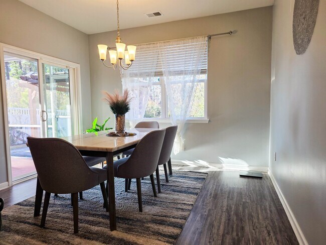 Building Photo - 212 Legends Dr