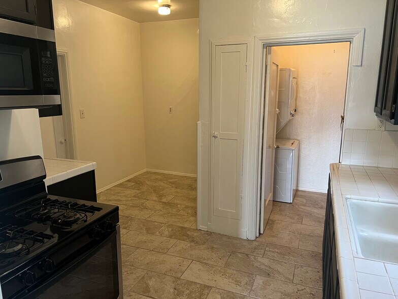 Building Photo - 2745 S Palm Grove Ave