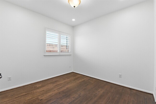 Building Photo - 212 Fallow Buck Ct