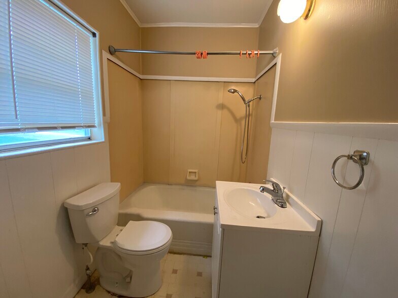 Building Photo - 310 Hillcrest St