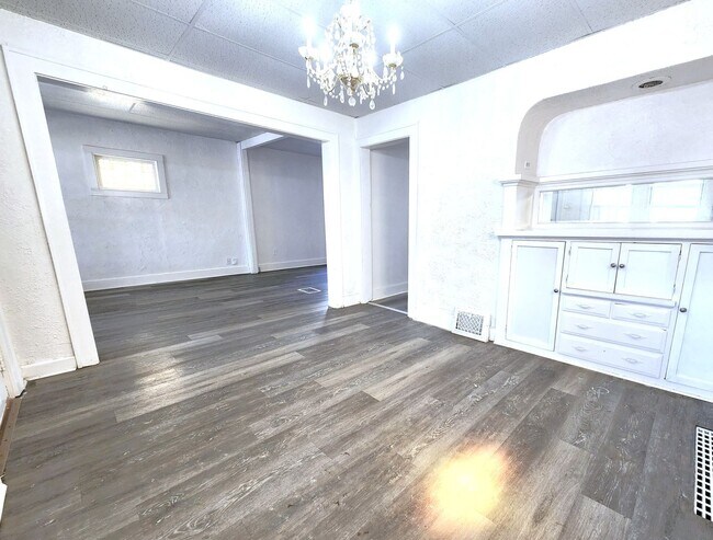 Building Photo - 5 bedroom single family - Available now!