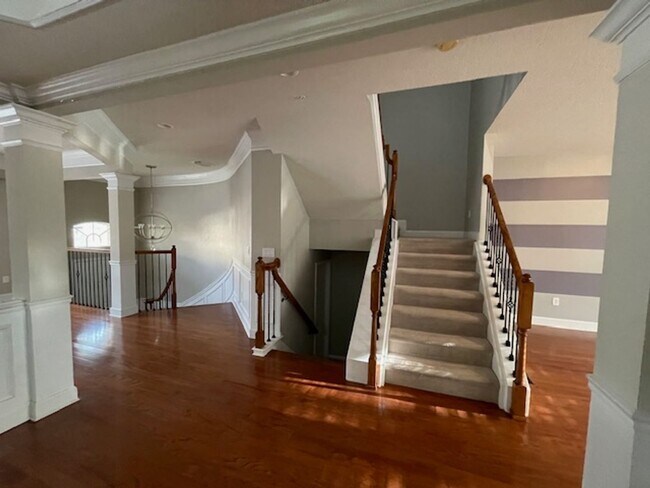 Building Photo - Midtowne