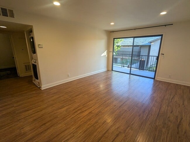 Building Photo - 2 Bedroom-1 Bathroom Single Story Condo; 2nd floor unit in Lakeside