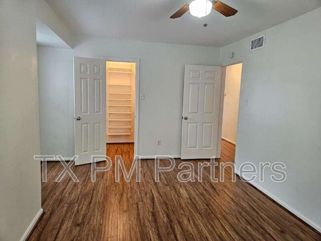 Building Photo - 500 N Post Oak Ln