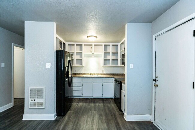 Building Photo - Cute 3 Bedroom 1 bathroom Home