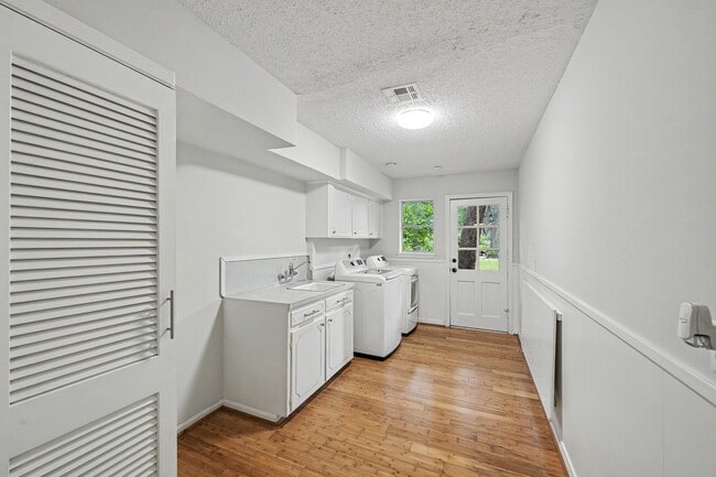 Building Photo - 10811 Hunters Forest Dr