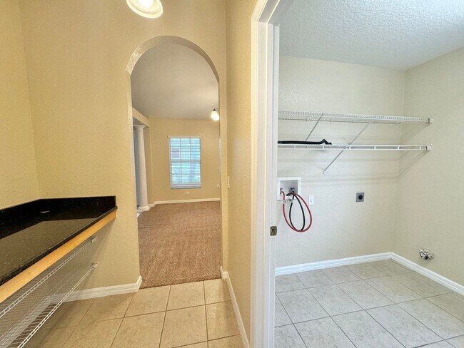 Building Photo - Gated Community of Mandolin