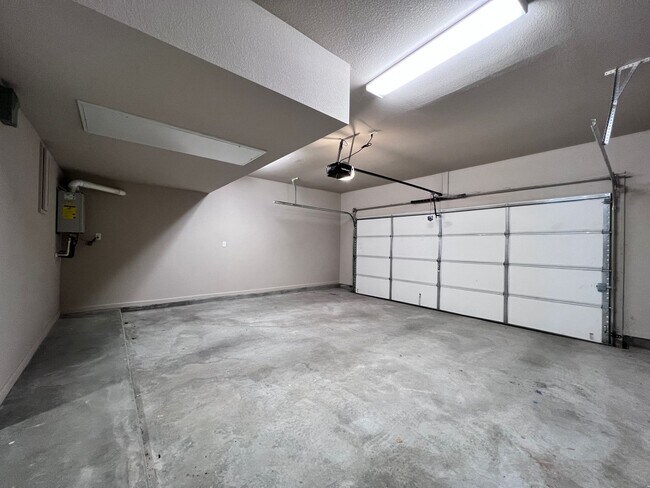 Building Photo - Upper Valley 3 Bedroom 2.5 Bath Townhome