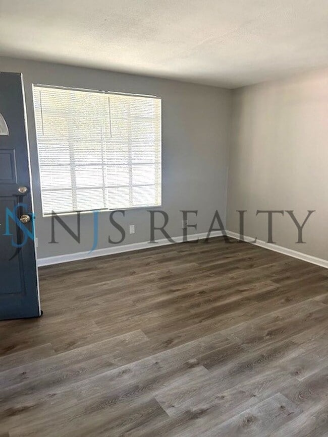 Building Photo - BEAUTIFULLY UPDATED 3/1 889sq ft home. with upgraded kitchen & bath & covered parking!!