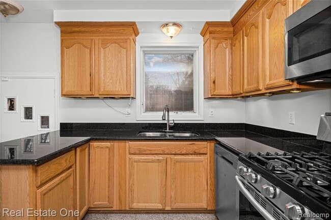 Building Photo - 2360 Pine View Dr