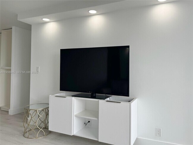 Building Photo - 3140 S Ocean Dr