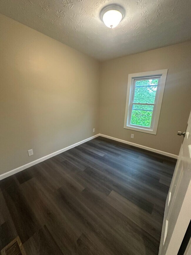 Building Photo - 3900 W 23rd St