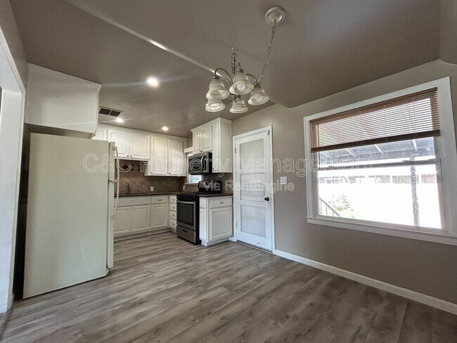 Building Photo - 1222 W Saginaw Way