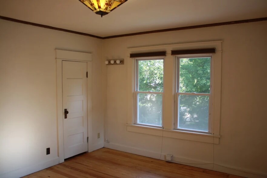 Building Photo - 1004 E 2nd St