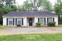 Building Photo - 2 Bedroom in Forest!