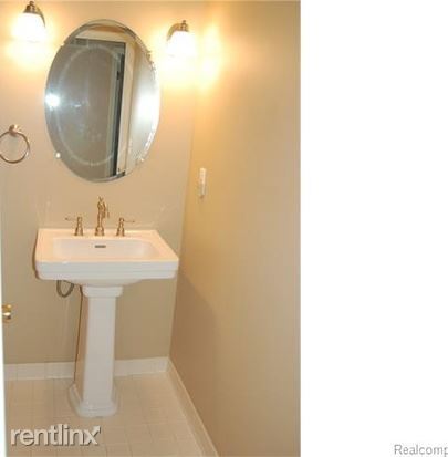 Building Photo - 4 br, 3 bath Condo - 2786 Roundtree Dr