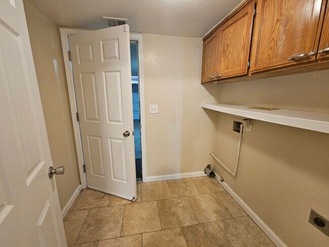 Building Photo - Large 4 bedroom two story in east Modesto!