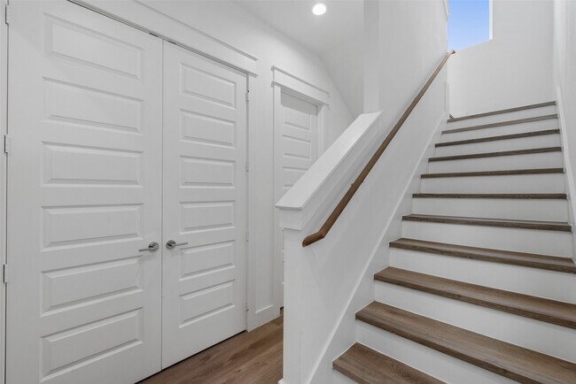 Building Photo - 513 Schweikhardt St