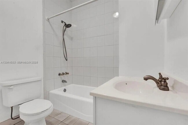 Building Photo - 437 Swan Ave