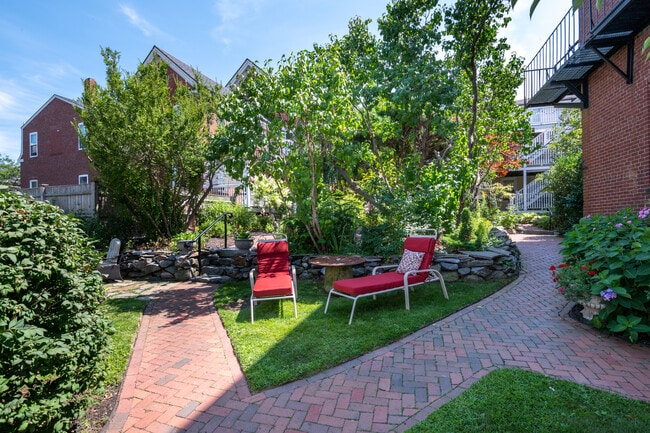 Building Photo - 147 Pearl St