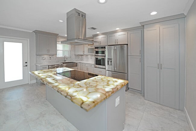 Building Photo - 3180 NW 6th Ave