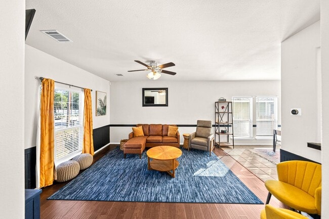 Building Photo - Downtown Home within Minutes from the Riverwalk & Alamodome ~ Large Corner Lot!