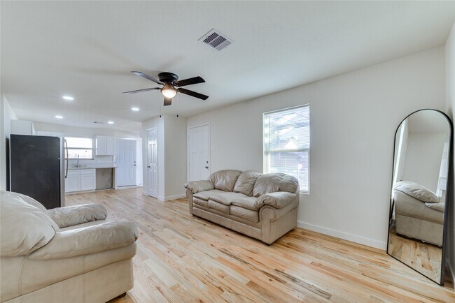 Building Photo - 6603 Victoria St