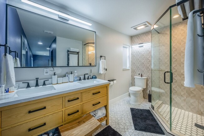 Building Photo - Fully Renovated 4 Bed/ 2.5 Bath Home in Wi...