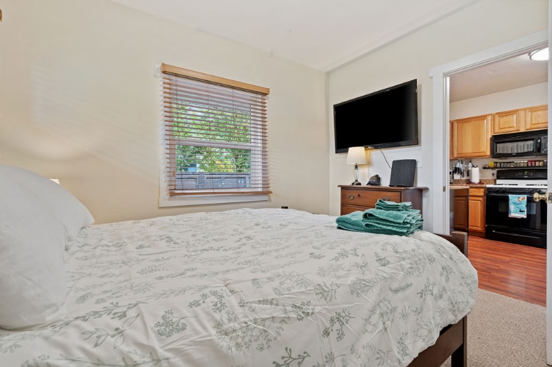 Building Photo - 1086 S Lk St