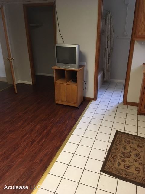 Building Photo - 300 Main St