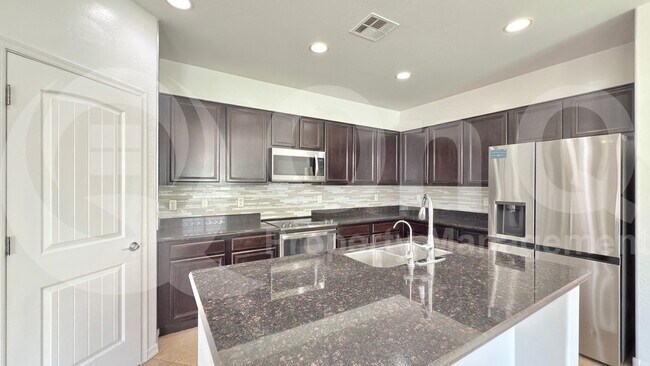 Building Photo - 730 N Robins Way