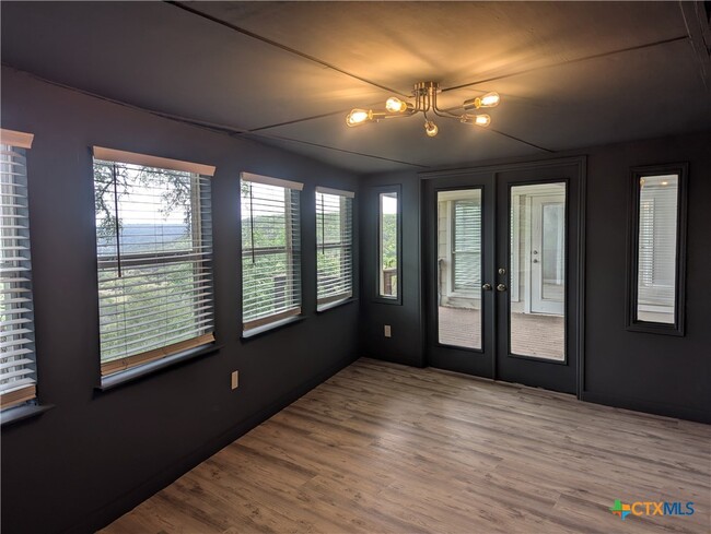 Building Photo - 744 Hill Top Dr