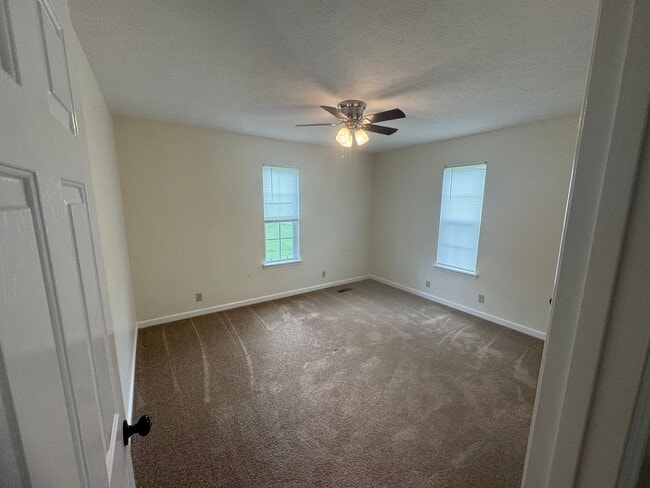 Building Photo - FOR LEASE- 2 BEDROOM DUPLEX MINUTES FROM 840!