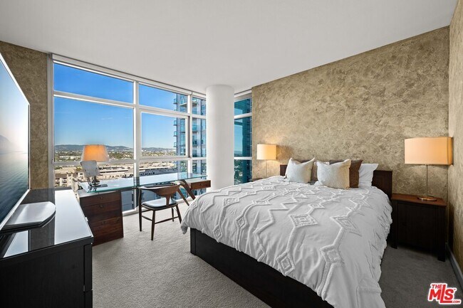 Building Photo - 13700 Marina Pointe Dr