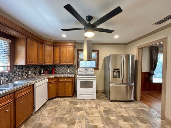 Building Photo - Tour Today! 3 Bed 1 Bath on 3 Acres with a...