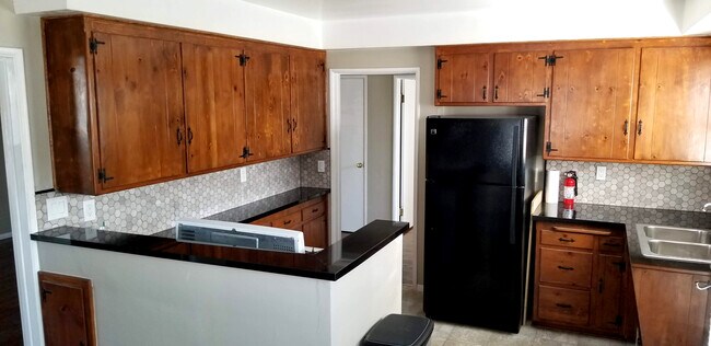 kitchen - 5315 Radford Ave