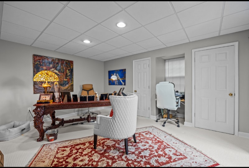 Building Photo - 42 Surrey Run