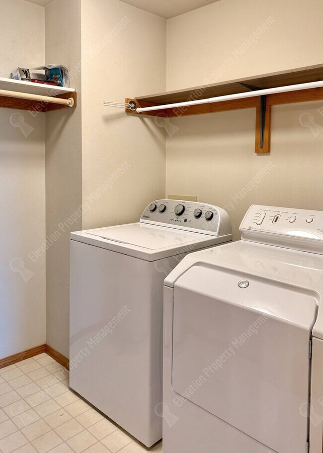 Building Photo - Single-Level Living in a Prime NE Bend Location