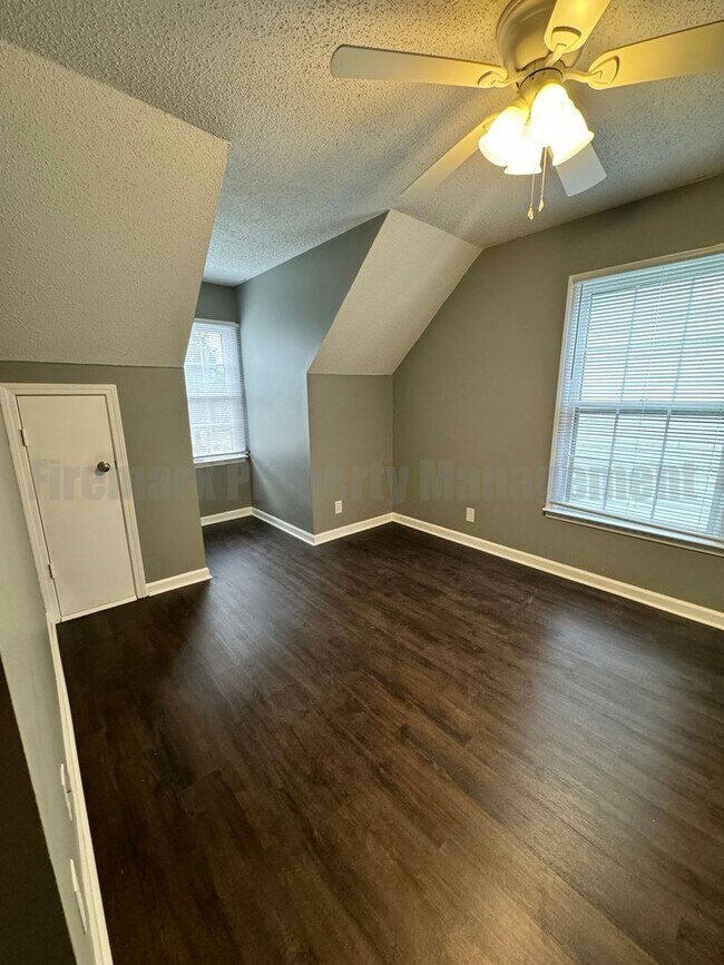 Building Photo - Newly Renovated 4 Bedroom 2 Bathroom