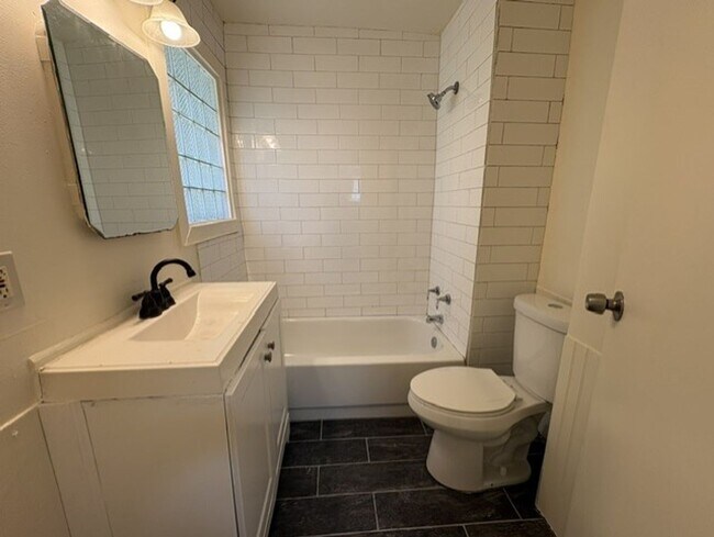 Building Photo - Freshly Updated 3 Bedroom Home with Bonus Room in North Hill