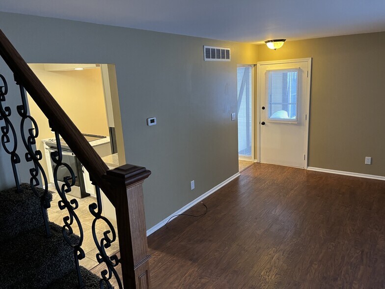 Building Photo - 800 N Main St