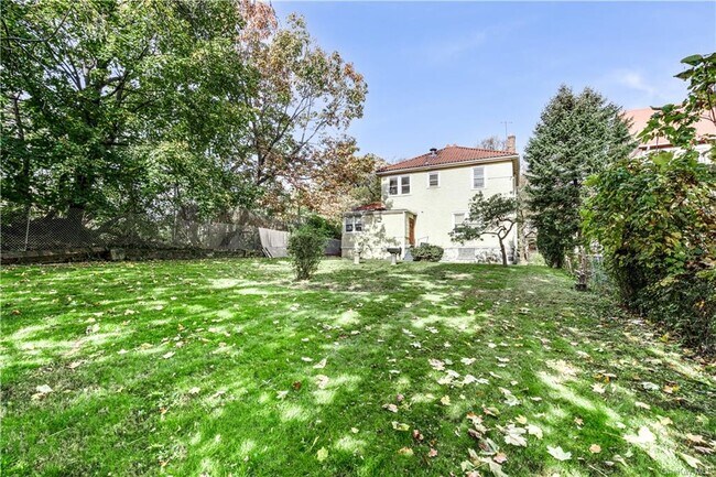 Building Photo - 218 E 4th St