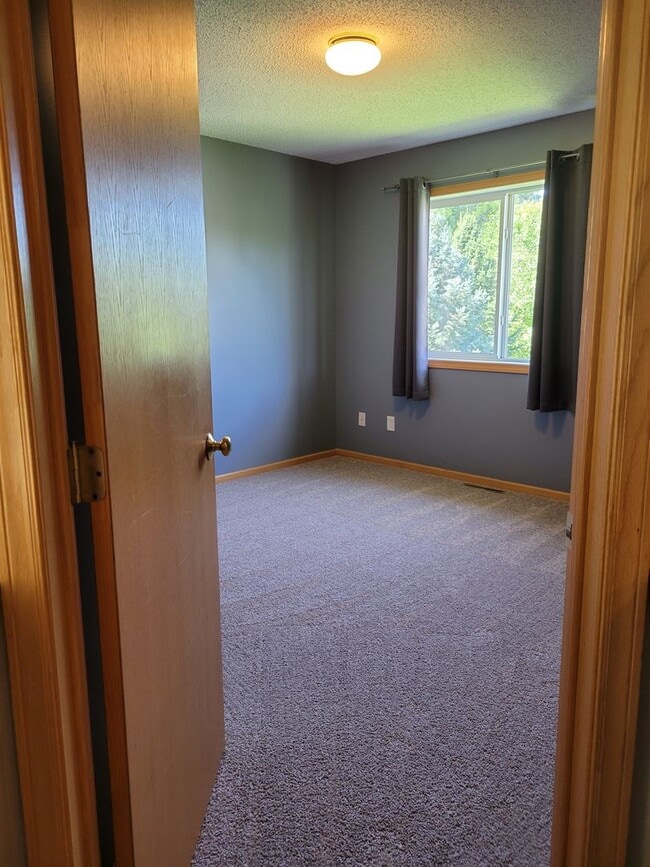 Building Photo - Spacious End Unit Townhouse