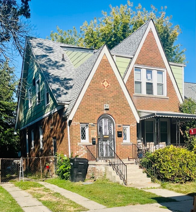 Building Photo - 8161 Robson St