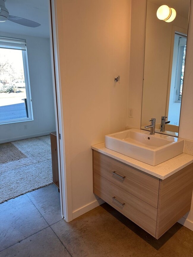 Building Photo - 3 Bedroom 3.5 Bath River Views - Walk to Old Mill