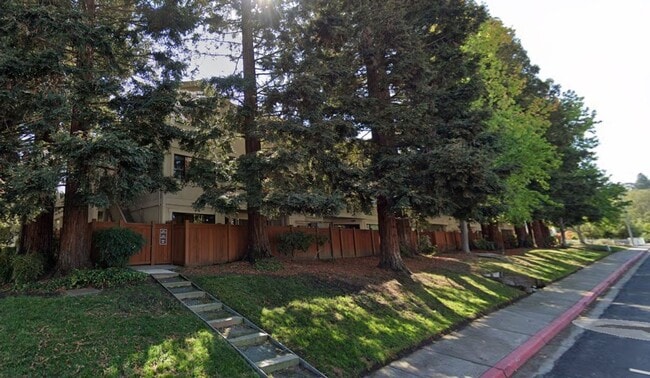 Building Photo - Top floor update 2 bed 2 bath condo in great location.